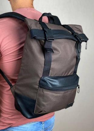 Вместительный коричневый рюкзак для города и путешествий роллтоп rolltop стильный удобный практичный6 фото