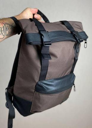 Вместительный коричневый рюкзак для города и путешествий роллтоп rolltop стильный удобный практичный3 фото
