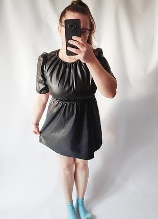 Платье из кожзама на талии с вырезами