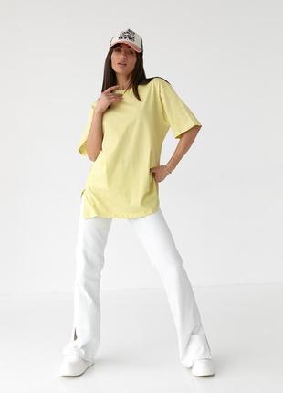 Жіноча подовжена лимонна жовта футболка оверсайз з боковими розрізами5 фото