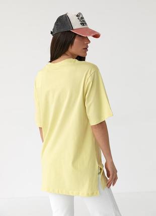 Жіноча подовжена лимонна жовта футболка оверсайз з боковими розрізами2 фото