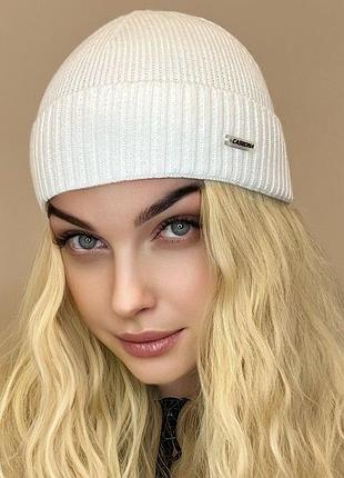 Белая женская шапка бини вязаная короткая с отворотом