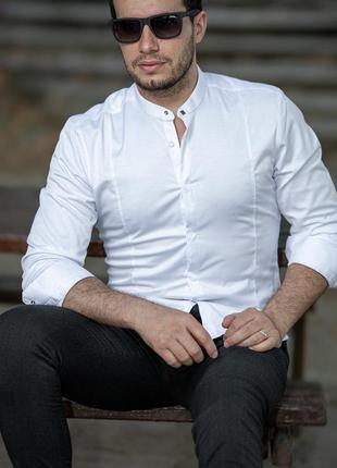 Белая строгая приталенная рубашка с воротом стойка