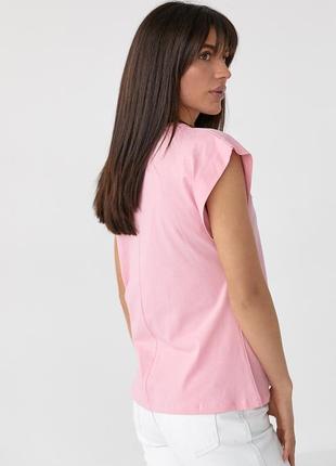 Женская однотонная футболка с удлиненным плечевым швом.3 фото