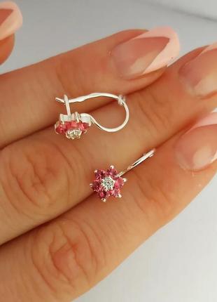 Детские сережки серебряные "цветы" французкая застежка серьги на петле с малиновыми фианитами