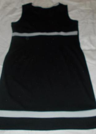 Черное платье с встроченными белыми полосками экслюзивной немецкой марки одежды madeleine