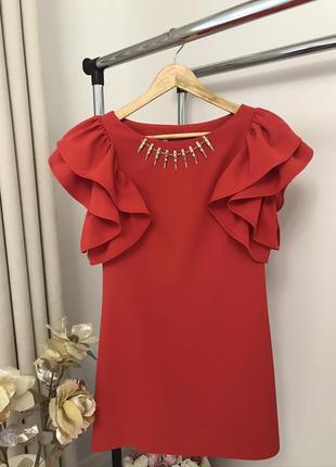Платье красное с рюшами