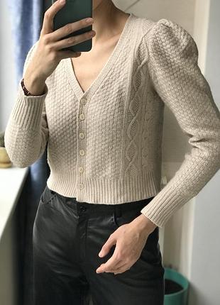 Шерстяной укороченый молочный кардиган интересная вязка рукав фонарик massimo dutti