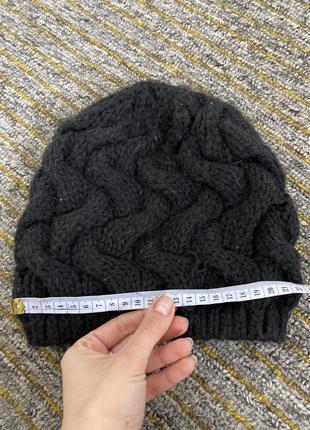 Базова чорна шапка з красивою в’язкою жіноча широка
