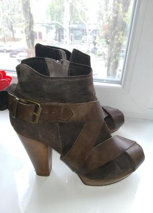 Коричневі замшеві босоніжки на підборах