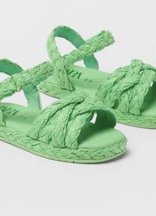 Босоніжки на дівчинку