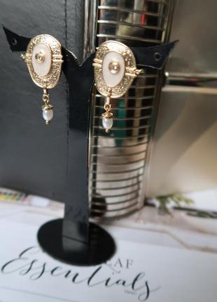 Сережки позолочені з білим стильні