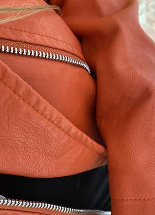 Крутая куртка оранжевого цвета7 фото