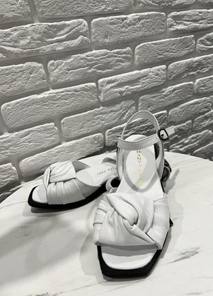 Кожаные босоножки phany