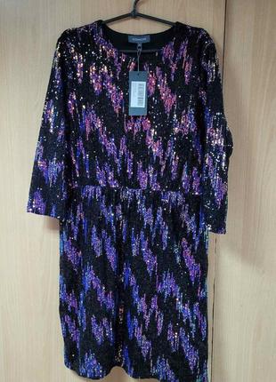 Нарядное платье с пайетками.