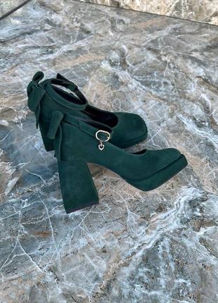 Зелёные изумрудные замшевые туфли на квадратном каблуке с бантиком много цветов7 фото
