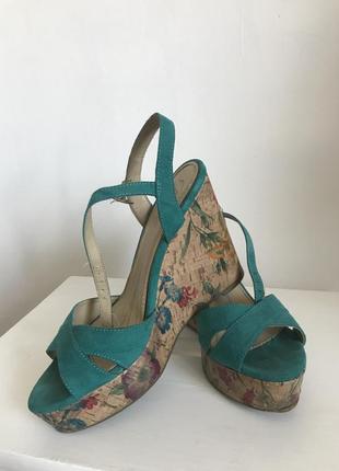 Зелені замшеві босоніжки на пробковій платформі