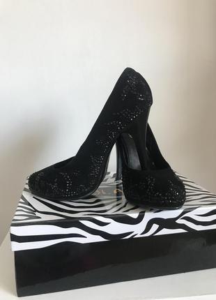 Чорні туфлі зі стразами