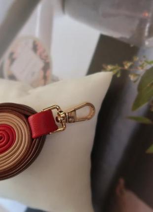 Шкіряний стильний брелок ручної роботи бежево-червоно -коричневий