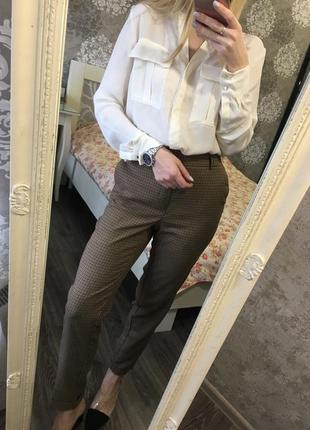 Блузка с накладными карманами