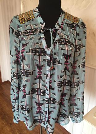 Шифоновая блуза с металлическими заклепками на плечах, размер l, наш 46-48.