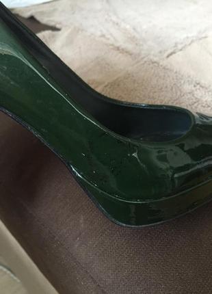 Красиві туфлі човник лакові zara темно зелені4 фото