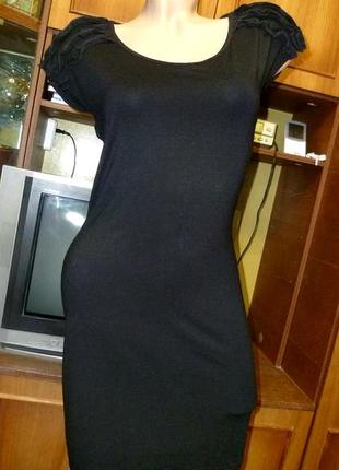 Фирменное трикотажное черное платье летнее базовое по фигуре