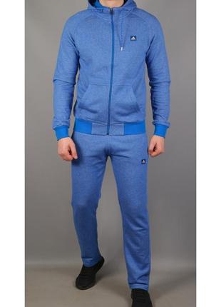 Мужской спортивный костюм.