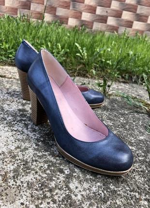 Туфлі жіночі шкіряні на каблуці.виготовлені в іспанії.