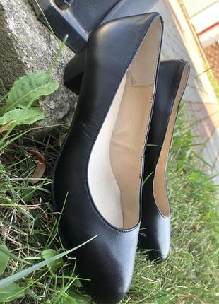 Туфли женские кожаные, на маленьком каблуке. производство испании.