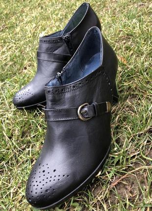 Ботильйони шкіряні 38 розміру .виробництво іспанії.