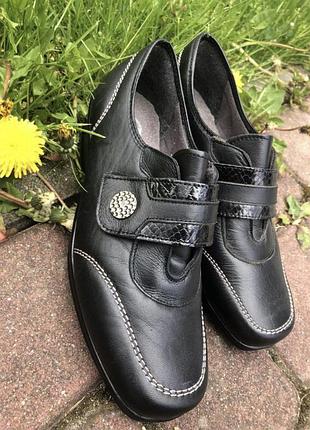 Туфлі жіночі шкіряні на танкетці 37 розміру.виробництво іспанії