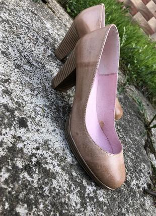 Туфлі жіночі шкіряні кремові на каблуці.виробництво іспанії.2 фото