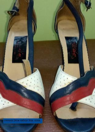 Красиві ,яскраві босоніжки.