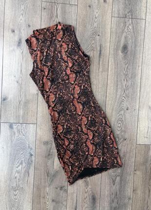 Силуетна міні-сукня в зміїний принт1 фото