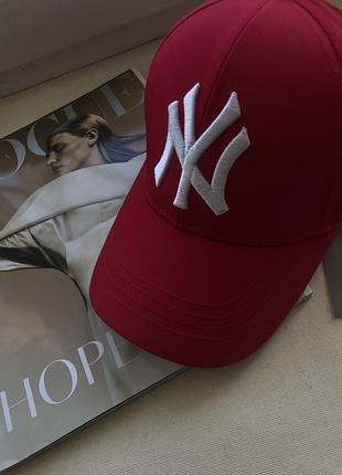 Малиновая яркая трендовая кепка бейзболка с вышитым лого new york ny yankee