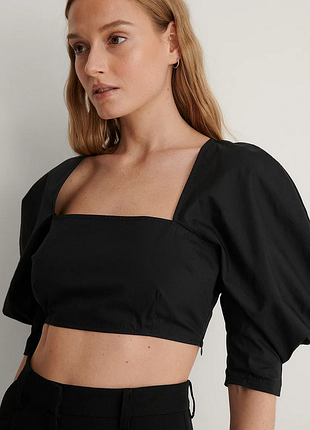 Топ чорного кольору