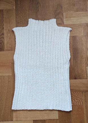 Вязаная жилетка