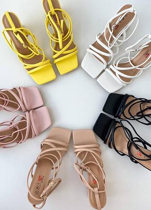 Босоніжки на каблуку