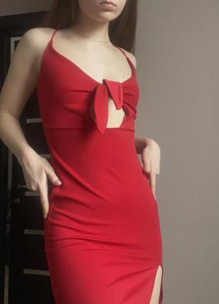 Красное платье prettylittlething