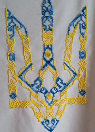 Женская футболка "украинский герб" вышитая бисером4 фото