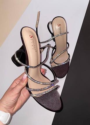 Босоножки на каблуке