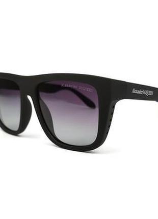 Солнцезащитные очки «miami» в черной матовой оправе с синей дужкой и черной линзой3 фото