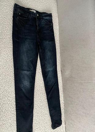 Джинсы mango