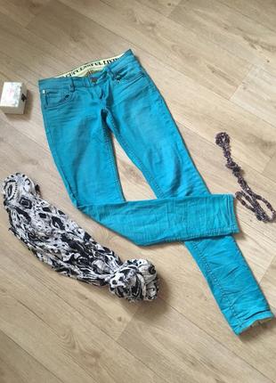 Яркие бирюзовые брюки скинни