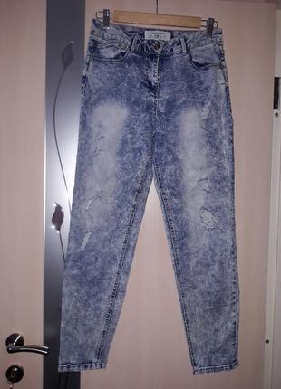 Джинси із рваним ефектом