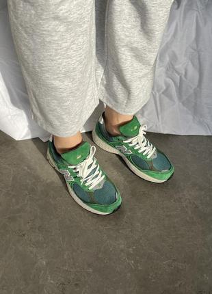 Замшевые кроссовки new balance 2002r. цвет зеленый с синим. унисекс. размеры 36-453 фото