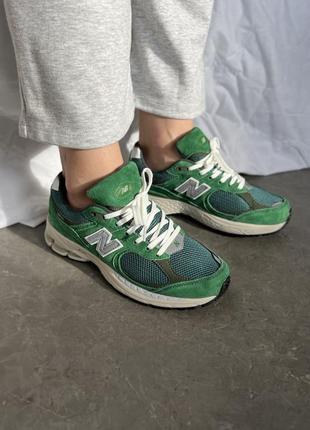 Замшевые кроссовки new balance 2002r. цвет зеленый с синим. унисекс. размеры 36-455 фото