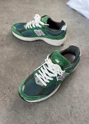 Замшевые кроссовки new balance 2002r. цвет зеленый с синим. унисекс. размеры 36-456 фото