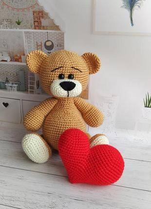 Інтер'єрна іграшка ведмедик з серцем, в'язані іграшки.